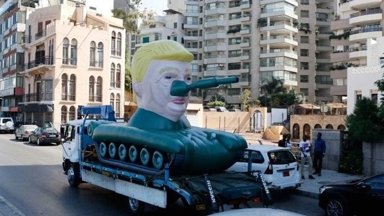 Tεθωρακισμένο με το πρόσωπο του Τραμπ στη Βηρυτό (βίντεο)